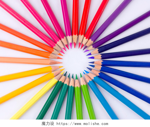 白色背景下的彩色铅笔仰视图许多不同的彩色的铅笔